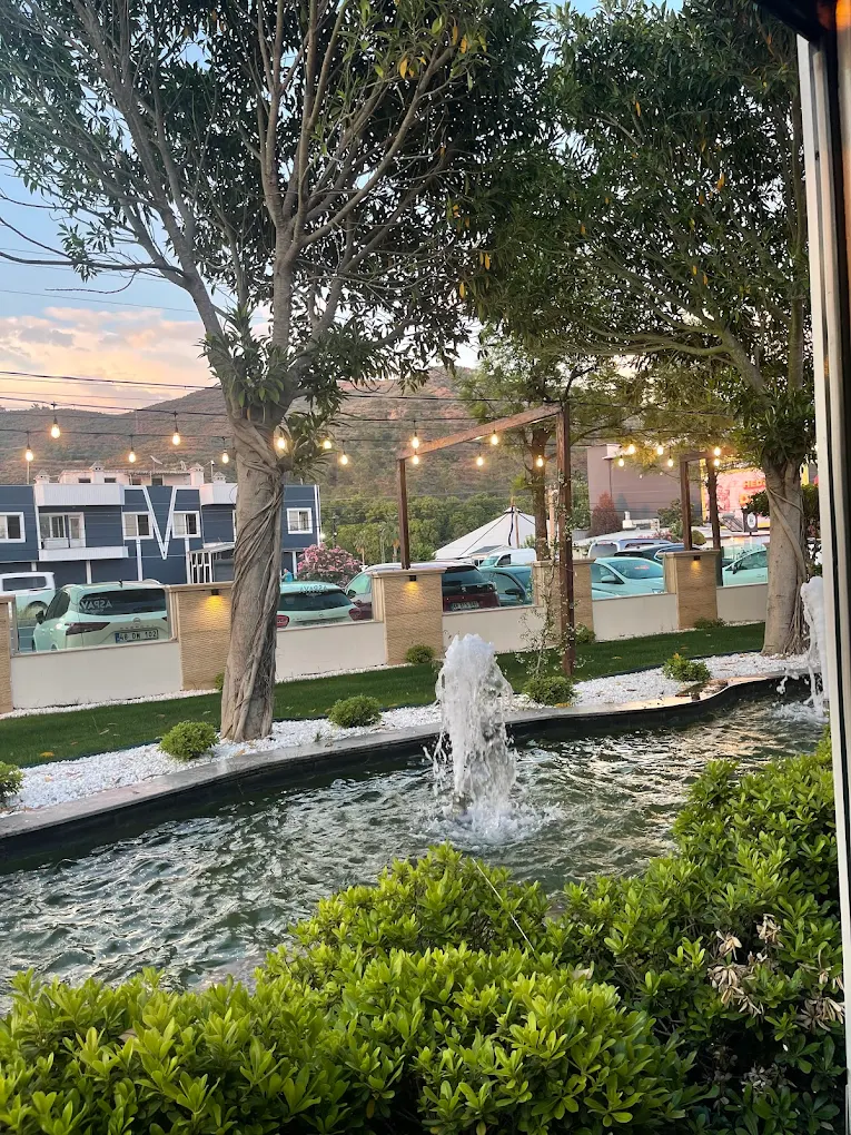 Ortaca Aspava Restaurant'ın süs havuzlu ve peyzaj düzenlemeli açık oturma alanı Ortaca Aspava Restaurant | Recommended by Dental Centre Sarıgerme